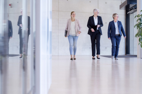 Menschengruppe im Foyer Menschengruppe im Foyer